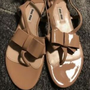 MIU MIU Beige w/ Bow Patent Leather Sandals